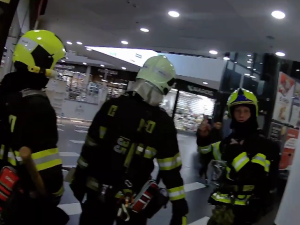 VIDEO: Hasiči vylučují spekulace, že požár v nákupním centru souvisí s otevřením pobočky fast foodu