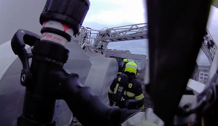 VIDEO: Hasiči vylučují spekulace, že požár nákupního centra souvisí s otevřením pobočky fast foodu