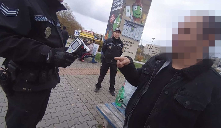 Potížista popíjel víno na zastávce a obtěžoval kolemjdoucí, pak na záchytce napadl strážníky