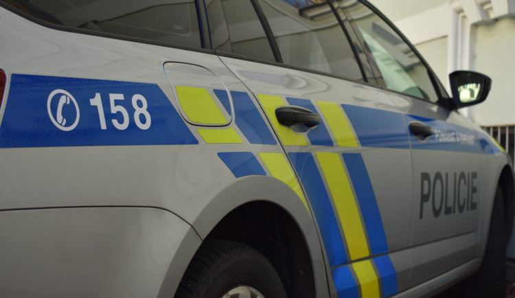 Policisté evakuovali 30 lidí kvůli nahlášené bombě u sportovní haly