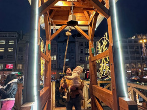 Stovky návštěvníků přilákaly v den zahájení velkolepé Adventní trhy v Plzni. Jsou největší v celém Česku