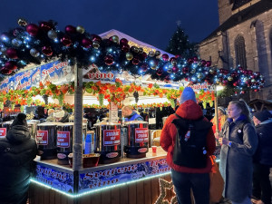Stovky návštěvníků přilákaly v den zahájení velkolepé Adventní trhy v Plzni. Jsou největší v celém Česku