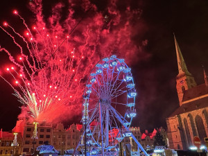 Stovky návštěvníků přilákaly v den zahájení velkolepé Adventní trhy v Plzni. Jsou největší v celém Česku