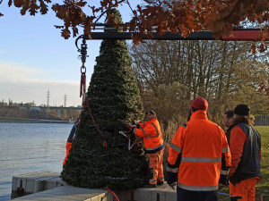 Hladinu Borské přehrady i letos rozzáří plovoucí vánoční strom, už stojí nazdobený na pontonu