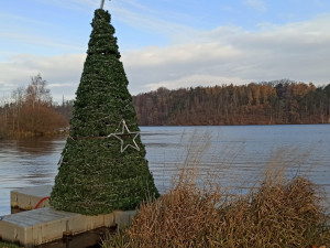 Hladinu Borské přehrady i letos rozzáří plovoucí vánoční strom, už stojí nazdobený na pontonu