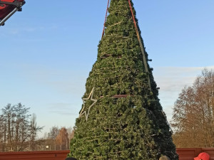 Hladinu Borské přehrady i letos rozzáří plovoucí vánoční strom, už stojí nazdobený na pontonu