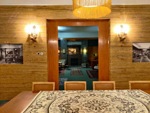 Chci, aby návštěvníci viděli byt a měli k tomu i zábavnou show, říká oblíbený průvodce po Loosových interiérech