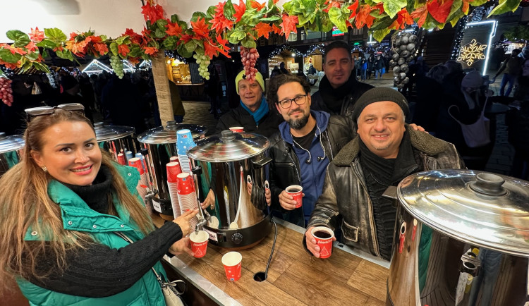 Stovky návštěvníků přilákaly v den zahájení velkolepé Adventní trhy v Plzni. Jsou největší v celém Česku