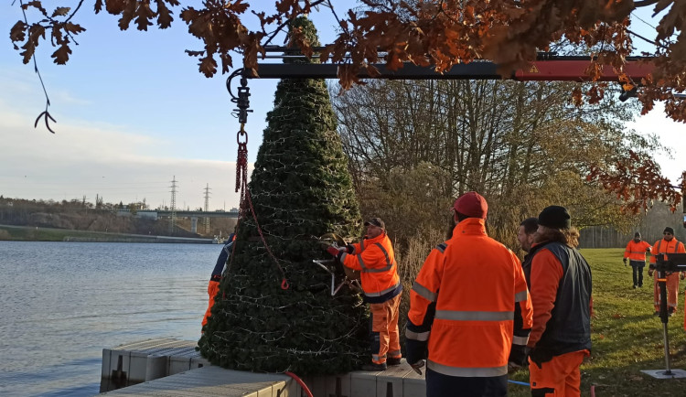 Hladinu Borské přehrady i letos rozzáří plovoucí vánoční strom, už stojí nazdobený na pontonu