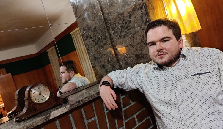 Chci, aby návštěvníci viděli byt a měli k tomu i zábavnou show, říká oblíbený průvodce po Loosových interiérech