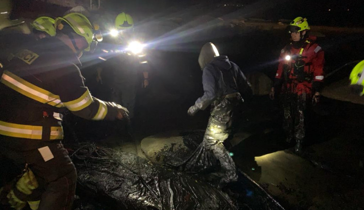 VIDEO: Opilý zloděj ryb uvízl v bahně vypuštěného rybníka, vytáhnout ho museli hasiči