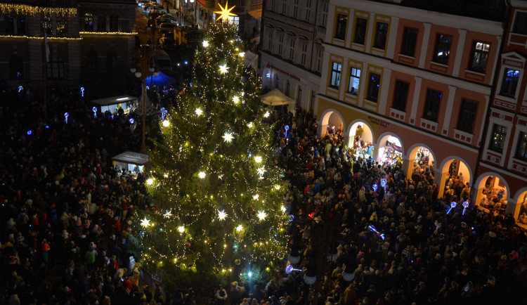 V Liberci začal advent. Před historickou radnicí se rozsvítil vánoční strom