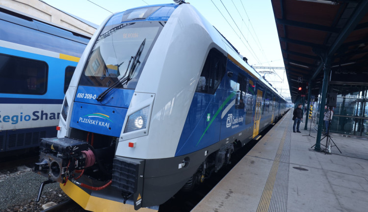 Plzeňský kraj příští rok mírně posílí veřejnou železniční i autobusovou dopravu