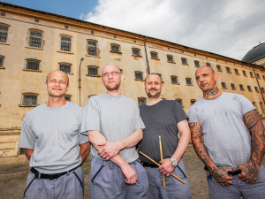 Festival Mezi katry na nádvoří plzeňské věznice, legendární kapela Těleso, složená z vězňů