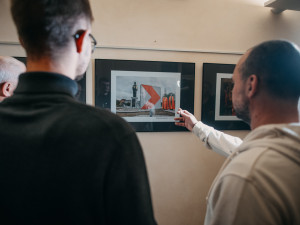 Fotograf Miroslav Chaloupka vystavuje své snímky ve studijní a vědecké knihovně, vsadil na humorný obsah