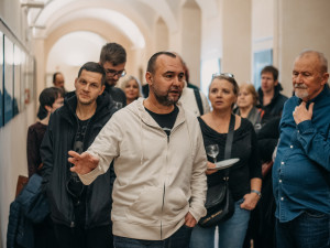 Fotograf Miroslav Chaloupka vystavuje své snímky ve studijní a vědecké knihovně, vsadil na humorný obsah