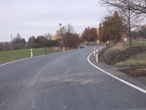 Dlouho zanedbávaný úsek silnice mezi Dobřany a Dnešicemi prošel opravou za 34 milionů korun