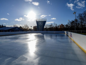 Plzeňané si mohou zabruslit na prvním veřejném zimním kluzišti ve městě