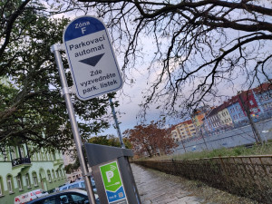 Plzeň rozšíří zónu placeného stání k nádraží Jižní Předměstí a k Centrálnímu autobusovému nádraží