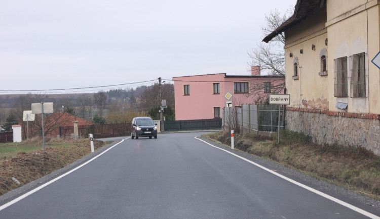 Dlouho zanedbávaný úsek silnice mezi Dobřany a Dnešicemi prošel opravou za 34 milionů korun