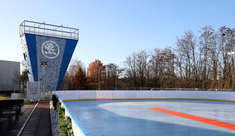 Plzeňané si mohou zabruslit na prvním veřejném zimním kluzišti ve městě