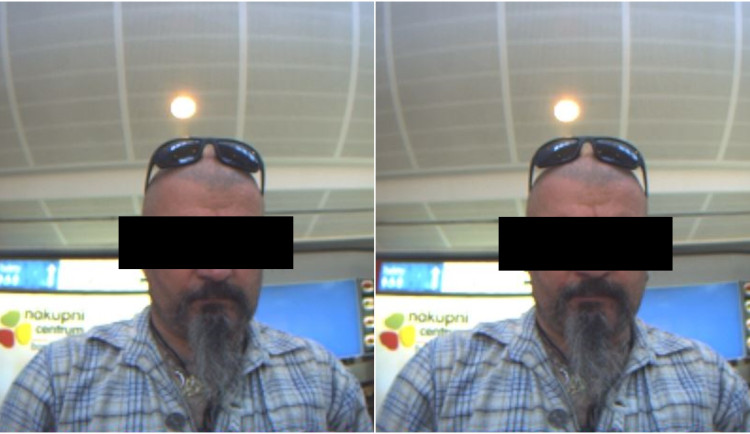 Na toaletách našel neznámý muž cizí platební kartu a pokusil se z ní vybrat peníze. Teď po něm pátrá policie