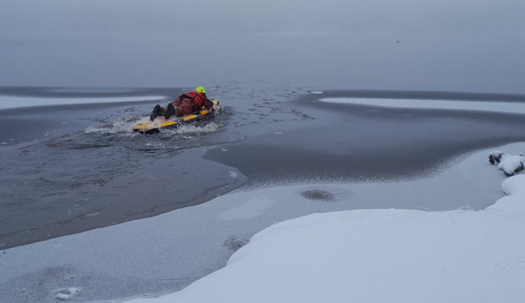 Žena se propadla do nádrže. Do nemocnice ji převezli v kritickém stavu