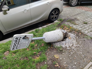 Neopatrný řidič povalil psí pisoár v centru města, bez šrámu tam vydržel skoro tři měsíce
