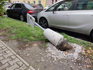 Neopatrný řidič povalil psí pisoár v centru města, bez šrámu tam vydržel skoro tři měsíce