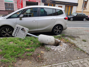 Neopatrný řidič povalil psí pisoár v centru města, bez šrámu tam vydržel skoro tři měsíce