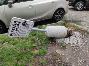 Neopatrný řidič povalil psí pisoár v centru města, bez šrámu tam vydržel skoro tři měsíce