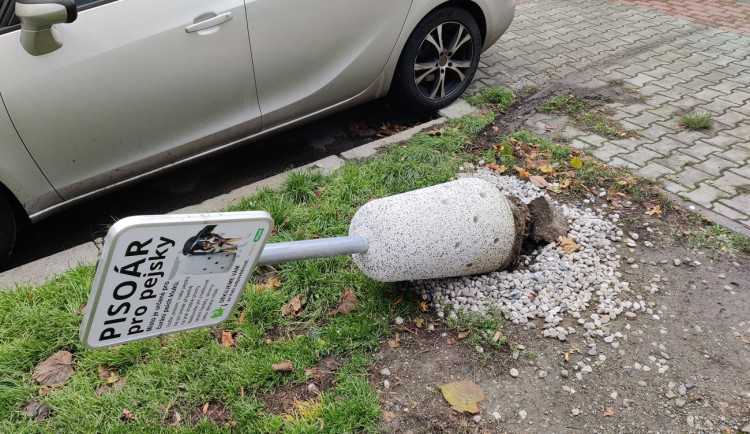 Neopatrný řidič povalil psí pisoár v centru města, bez šrámu tam vydržel skoro tři měsíce