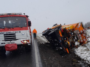 Na Klatovsku se sypač převrátil na bok