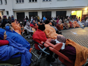 Senioři ze Čtyřlístku si užili rozsvícení vánočního stromečku, nechybělo ani zpívání koled či ochutnávka cukroví