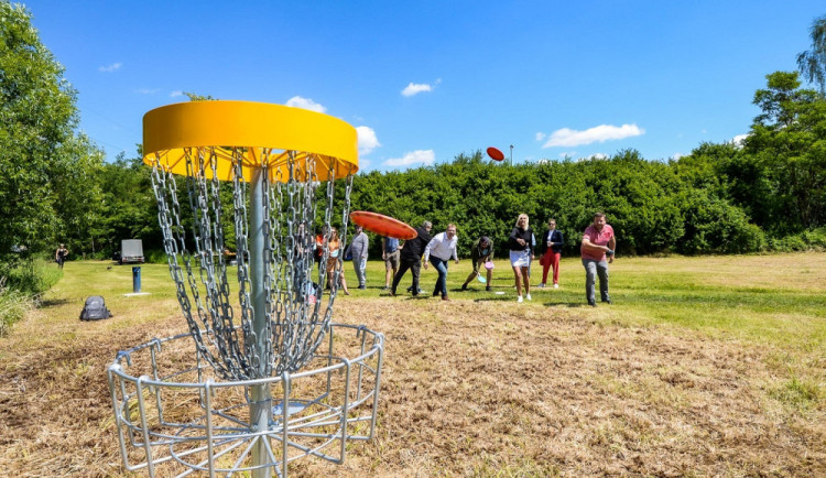 Discgolfové hřiště mají třeba na Slovanech v těsném sousedství Škoda sport parku.