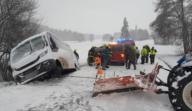 Na Klatovsku odpoledne havaroval i školní autobus
