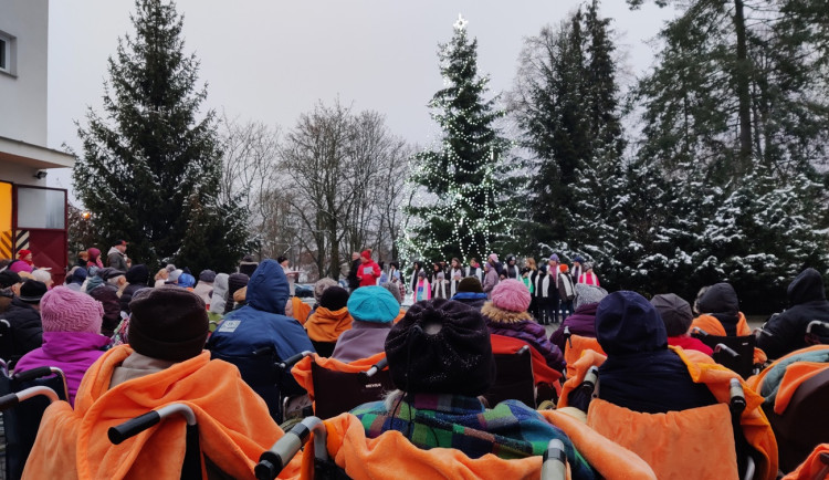 Senioři ze Čtyřlístku si užili rozsvícení vánočního stromečku, nechybělo ani zpívání koled či ochutnávka cukroví