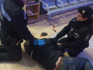 Muži tekla z úst krev a upadal do bezvědomí, na pomoc mu přispěchali strážníci s defibrilátorem