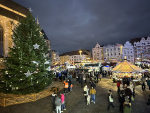 Na rozsvícení vánočního stromu na náměstí Republiky přijdou tisíce lidí. Akce si vyžádá dopravní omezení