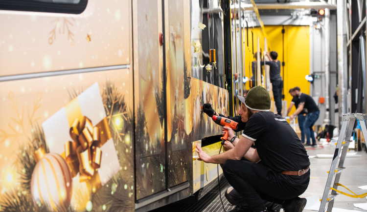 Letošní vánoční tramvaj dostane zbrusu novou světelnou dekoraci, lidem se přestaví v neděli 3. prosince