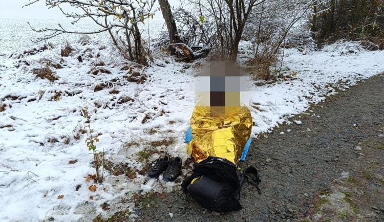 Promrzlého muže poblíž stanového ležení bezdomovců našli strážníci díky videohovoru