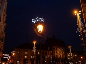 V centrum západočeské metropole září přes 500 vánočních zdobných prvků