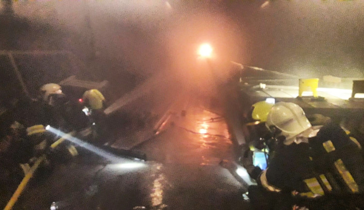 V dílně hořela tlaková láhev acetylenové soupravy a hrozilo nebezpečí výbuchu. V objektu byly i další lahve s plyny