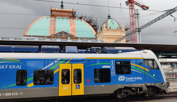 Rekonstrukce hlavního nádraží v Plzni za téměř 800 milionů míří do finiše, měděné kupole září do celého města