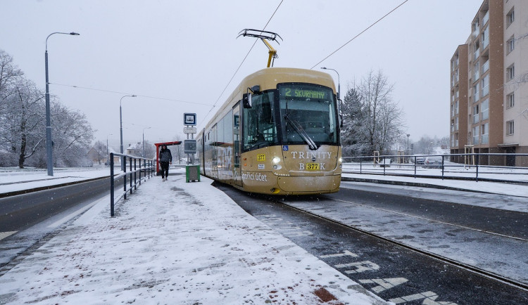 Na nově zrekonstruovaný úsek trati v ulici Terezie Brzkové se po pěti měsících konečně vrátily tramvaje