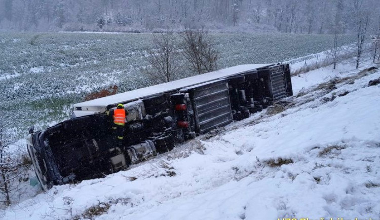 Z prudkého svahu u dálnice D5 se zřítil kamion a převrátil se na bok. Sníh komplikuje dopravu v Plzeňském kraji