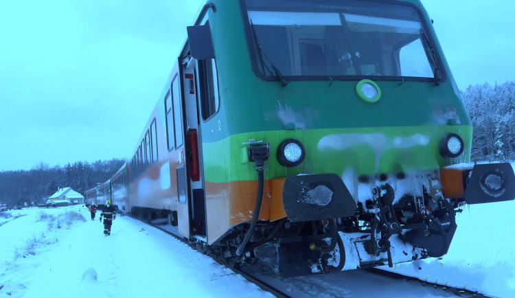 Vlak srazil a usmrtil zatím neznámého muže u Plzně. Pravděpodobně jde o nehodu při přecházení kolejí