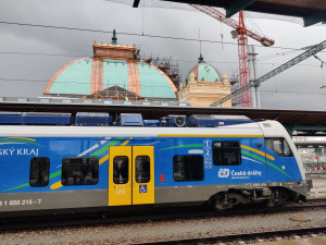 Rekonstrukce hlavního nádraží v Plzni za téměř 800 milionů míří do finiše, měděné kupole září do celého města