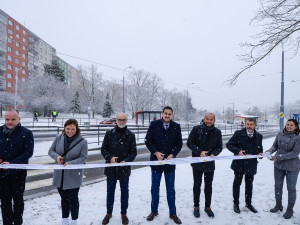 Na nově zrekonstruovaný úsek trati v ulici Terezie Brzkové se po pěti měsících konečně vrátily tramvaje