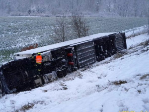 Z prudkého svahu u dálnice D5 se zřítil kamion a převrátil se na bok. Sníh komplikuje dopravu v Plzeňském kraji